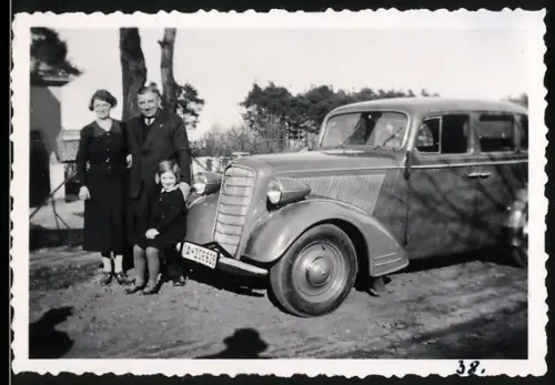 Fotografie Auto Opel 6, stolze Familie nebst PKW mit Kennzeichen Berlin