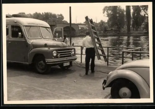 Fotografie Bus Hanomag, Fahrzeug vom Hessischen Rundfunk am Mainufer in Frankfurt