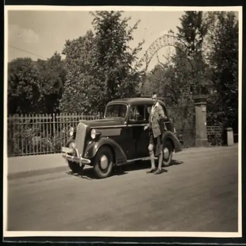 Fotografie Auto Opel 6, stolzer Fahrer neben Limousine 1939