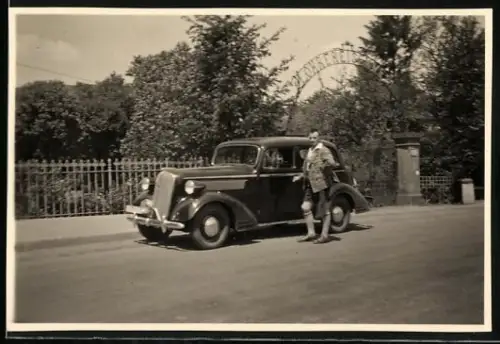 Fotografie Auto Opel 6, stolzer Fahrer neben Limousine 1939