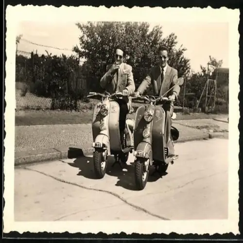 Fotografie Motorrad NSU Lambretta, lässige Kerle auf Motorroller sitzend