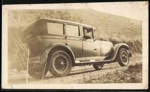 Fotografie Auto Willys-Knight, Limousine im Bear Canyon / Kalifornien 1929