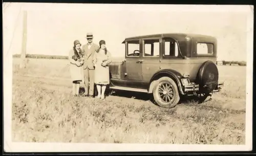 Fotografie Auto Pontiac Landaulet, Herr mit zwei Damen während einer Ausfahrt, Kfz-Kennzeichen Manitoba 1929