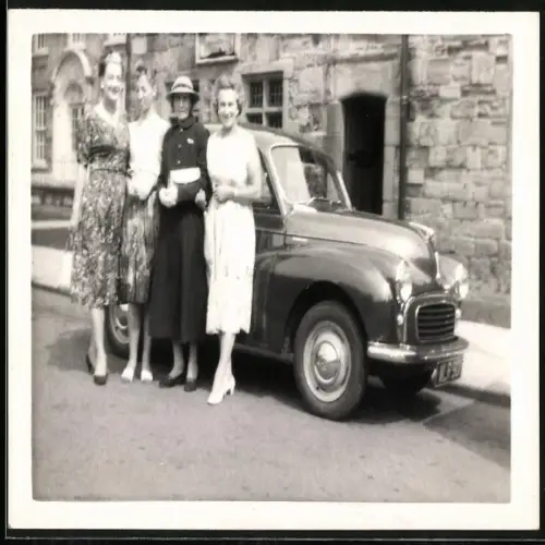 Fotografie Auto Morris Minor, hübsche Frauen neben PKW in Durham