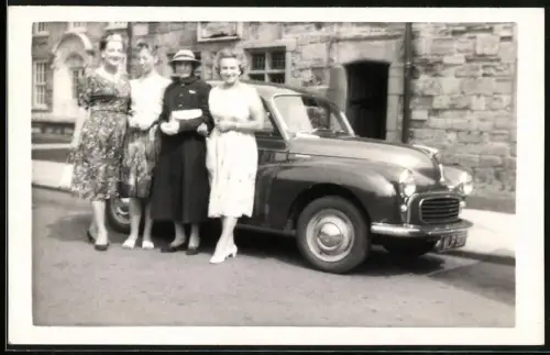 Fotografie Auto Morris Minor, hübsche Frauen neben PKW in Durham