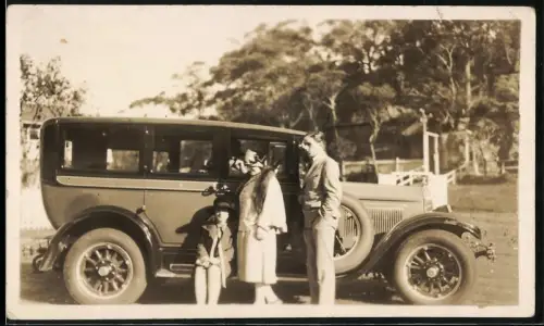 Fotografie Auto Willys-Knight, begüterte Familie wohl gekleidet neben Limousine