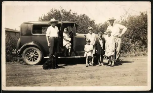 Fotografie Auto Essex, Familie mit Hund während einer Ausfahrt