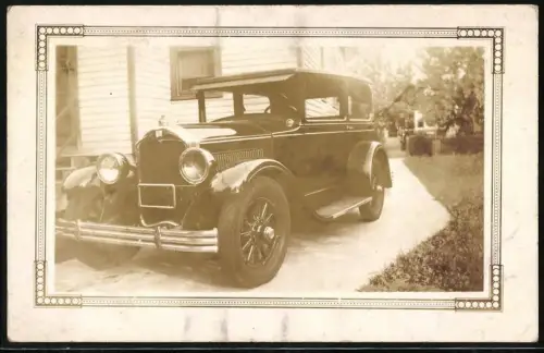 Fotografie Auto Buick, Limousine in Hauseinfahrt stehend