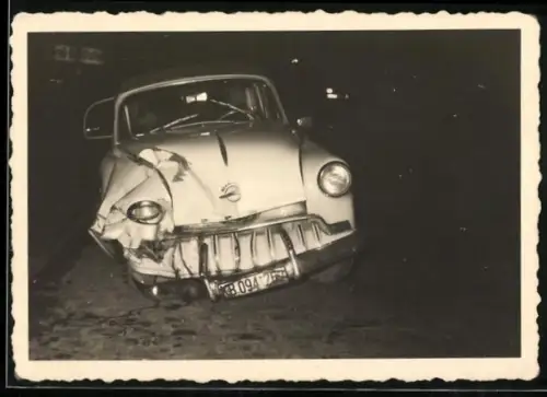 Fotografie Auto Opel Rekord, Unfallwagen nach Frontalunfall, Kfz-Kennzeichen Berlin