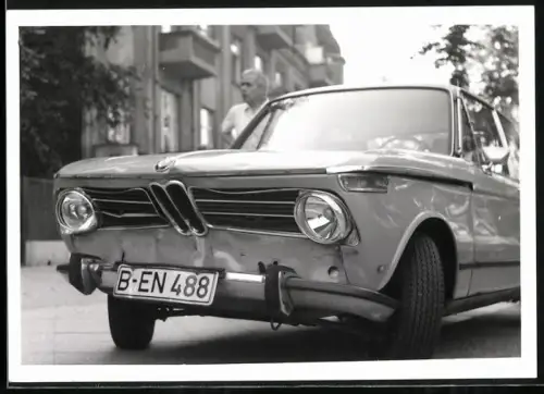 Fotografie Auto BMW 02, Sportwagen mit eingedrückter Front, Unfallwagen Kennzeichen Berlin