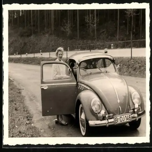 Fotografie Auto Volkswagen VW Käfer Ovali, Hausfrau nebst PKW mit Kennzeichen Berlin