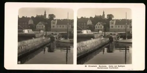 Stereo-Fotografie NPG, Ansicht Gudhjem, Hafen mit ausfahrendem Fischerboot