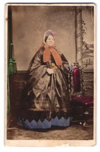 Fotografie Sanger & Son, London, 153 City Road, englische Dame im Biedermeierkleid, Handkoloriert