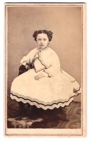 Fotografie W. L. Troxell, New York, junges Mädchen Erna Sieber im weiten Kleid, 1865