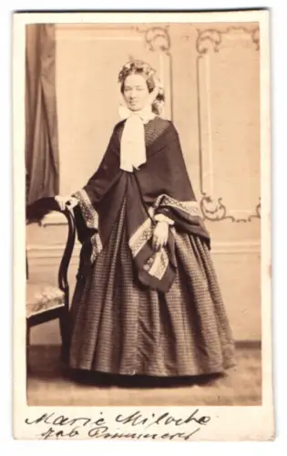 Fotografie unbekannter Fotograf und Ort, Portrait Frau Marie Miloche im Biedermeierkleid mit Haube