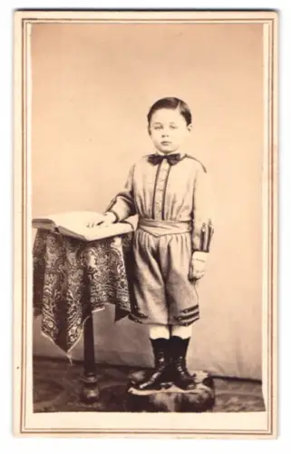 Fotografie W. L. Troxell, New York, junger Knabe Eugen Sieber im feinen Sommerzwirn mit Fliege, 1866