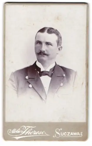 Fotografie Atelier Therese, Suczawa, rumänischer Marine Offizier in Uniform
