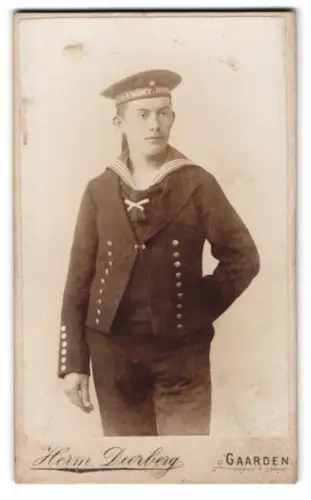 Fotografie Herm. Deerberg, Gaarden, Matrose in Uniform mit Mützenband 2. I. Werft-Division