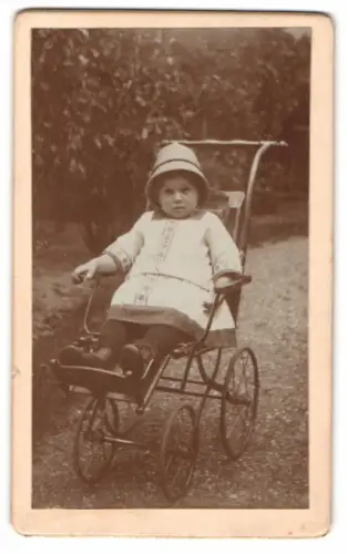Fotografie Alfred Frölich, Offenbach a. M., Domstrasse 16, Kleinkind im Kinderwagen