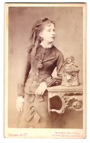 Fotografie Adams & Co., London, Upper St. Islington, Frau in elegantem Kleid mit gelockten Haaren