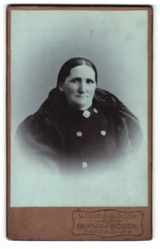 Fotografie Atelier Klinger German Gober, Braunau am Inn, Porträt einer Frau in dunkler Tracht