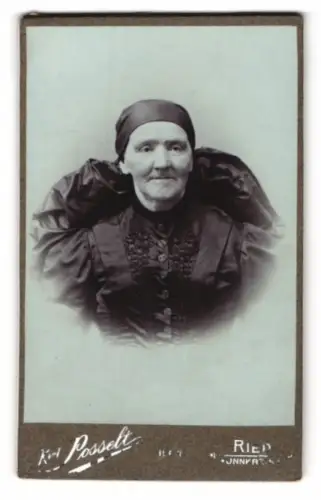 Fotografie Karl Posselt, Ried, Kirchenplatz 17, Porträt Rosl Buchinger in Tracht mit Kopftuch