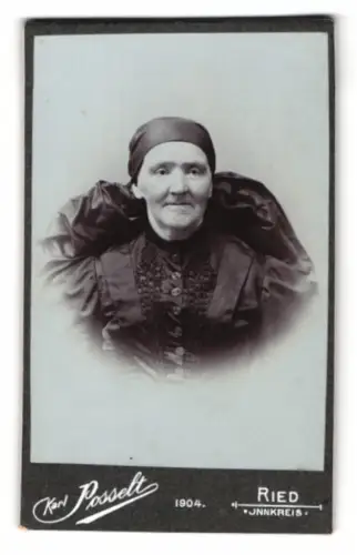 Fotografie Karl Posselt, Ried, Kirchenplatz 17, Porträt Rosl Buchinger in Tracht gekleidet