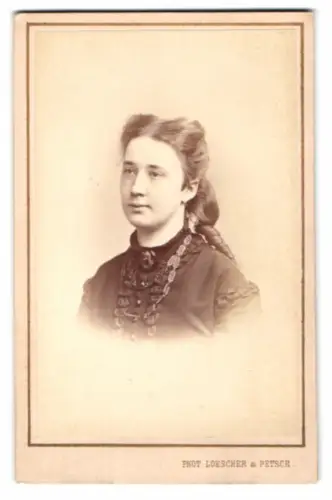 Fotografie Loescher & Petsch, Berlin, Leipzigerstr. 114, Porträt junge Frau mit Berliner Eisen Schmuck Halskette