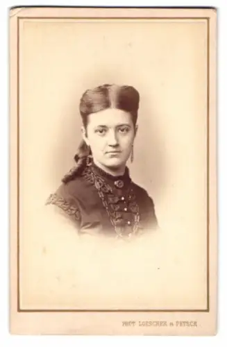 Fotografie Loescher & Petsch, Berlin, Leipzigerstr. 114, junge Frau trägt Berliner Eisen Schmuck um den Hals