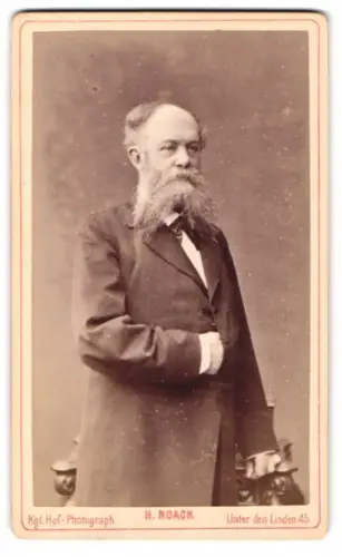 Fotografie H. Noack, Berlin, Unter den Linden 45, Porträt eines eleganten Herrn mit struppigem Vollbart