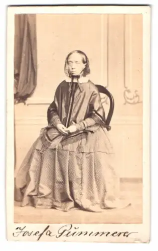 Fotografie unbekannter Fotograf und Ort, sitzende Frau Josefa Pummerer im eleganten Kleid