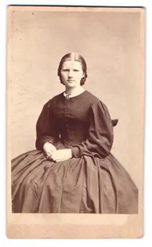 Fotografie unbekannter Fotograf und Ort, Porträt einer sitzenden Frau in historischem Kleid