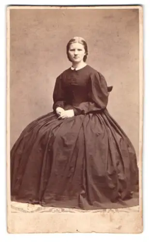 Fotografie unbekannter Fotograf und Ort, sitzende Frau Johanna Magni in elegantem Kleid, 1865