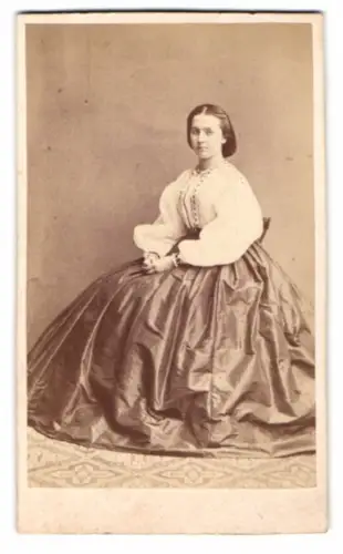 Fotografie Augusta Åbom, Wexio, Elegante Dame Ida Zvick im voluminösen Kleid