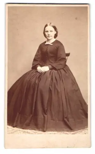 Fotografie unbekannter Fotograf und Ort, Frau Eva Magni in elegantem Kleid sitzend, 1865