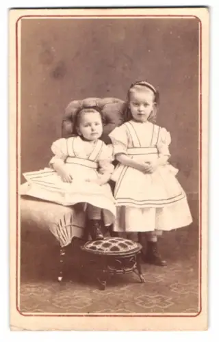 Fotografie Emma Holm, Carlscrona, zwei niedliche Mädchen im feinen Sonntagsstaat