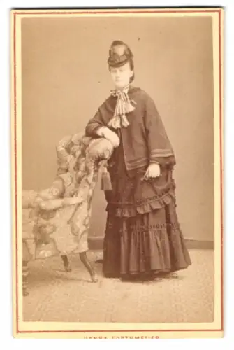 Fotografie Hanna Forthmeijer, Helsingborg, Frau in eleganter Kleidung mit Hut