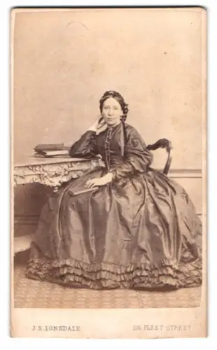 Fotografie J. S. Lonsdale, London, Fleet Street 100, Dame mit elegantem Kleid am Tisch