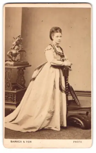 Fotografie Barnes & Son, London, Mile End Road 422, Frau in elegantem Kleid