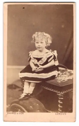 Fotografie Barnes & Son, London, Mile End Rd 422, Porträt eines kleinen Mädchens im Samtkleid mit Haarschleife