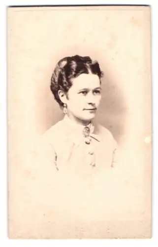 Fotografie Andriette Lindeberg, Växjö, Porträt einer Frau mit Ohrringen