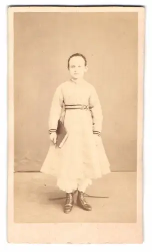 Fotografie C.I.A. Malmgren, Wexiö, Storgatan 18, Mädchen mit Buch