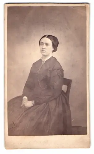 Fotografie Fotograf unbekannt, Göteborg, Munthe`s Gata, Frau in elegantem Kleid