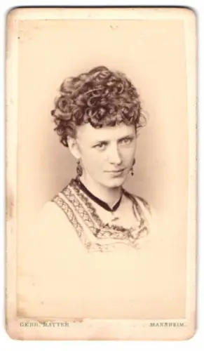Fotografie Gebr. Matter, Mannheim, Heidelbergerstrasse, Porträt einer Frau mit lockigem Haar, 1869