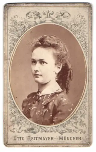 Fotografie Otto Reitmayer, München, Kaufingerstrasse Nr. 5, Porträt einer Dame mit Korkenzieherlocken, im Passepartout