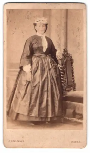 Fotografie J. Höflinger, Basel, St. Johannvorstadt 44, Porträt einer Dame neben einem kunstvollen Stuhl