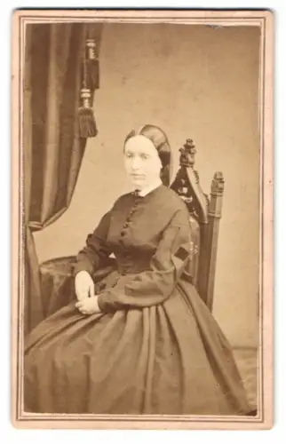 Fotografie O. T. Johnson`s Gallery, Clayton, N. Y., Frau in elegantem Kleid auf einem Stuhl sitzend