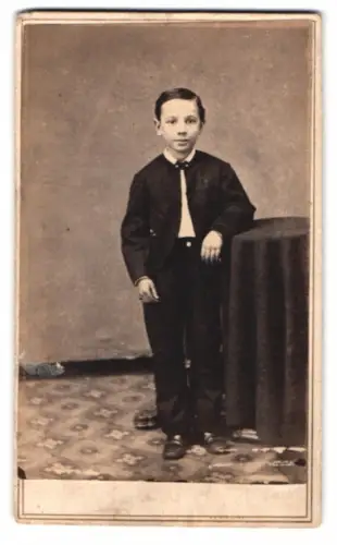 Fotografie Applegates New Gallery, Cicinnati, Porträt eines junger amerikanischer Knabe im dunklen Anzug