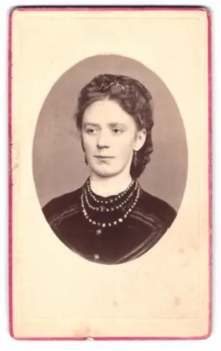 Fotografie F. Halm, Konstanz, Augustiner-Str. 590, Portrait einer Dame mit Perlenketten