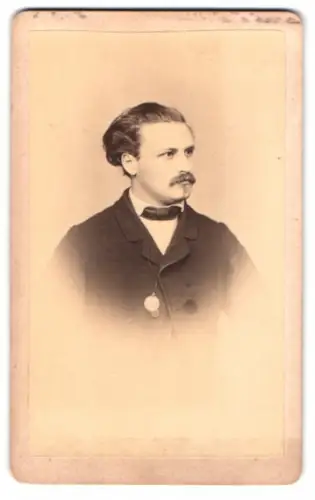 Fotografie F. Halm, Konstanz, Ludwigstrasse, Porträt eines Mannes mit Schnurrbart
